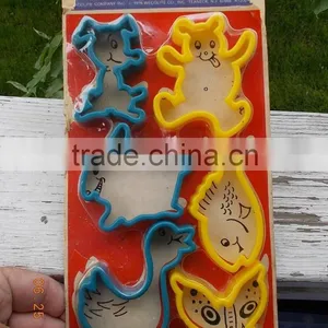 6 Plastic Cookie Cutters Shaped Like Small Animals - Dog, Bear, Painting Tools thumbnail-1