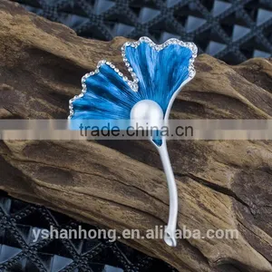 Fashion Natural Pearl Gold-plated Ginkgo Biloba Brooch thumbnail-3