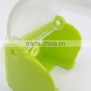 Plastic Razor Holder With Cover and Suction Cup thumbnail-6