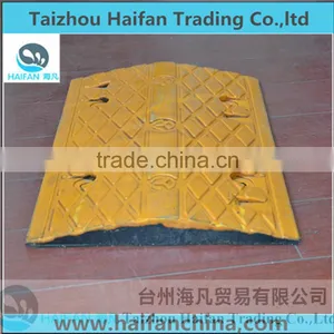Traffic Reflective Rubber Speed Humps Used on Road/ Black and Yellow Removable Rubber Road Humps for Crossroad thumbnail-1