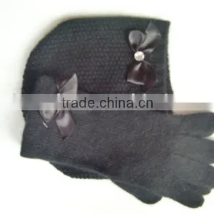 Ladies Gloves and Hat Set thumbnail-1