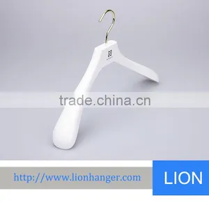 Lioncity W1057 Clothes Wooden Hanger thumbnail-1