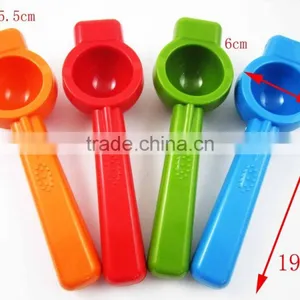 Plastic Lemon Squeezer thumbnail-3