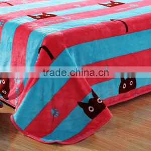 China Thick High Quality Red Stripe Flannel King Size Comforter Sets Cat Print Bedding Set thumbnail-3