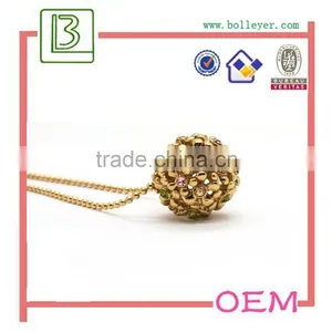 Round Shaped Flower With Diamonds Hollow Out Necklace Gold Jewelry thumbnail-4