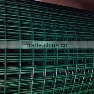 PVC Coated Welded Mesh in COLOR RAL 6005 GREEN thumbnail-1