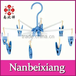8 Pegs Plastic Clothes Hanger thumbnail-1