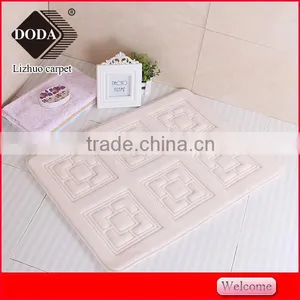 Luxury Polyester Yarn Anti Slip Pvc Carpets and Rugs thumbnail-3