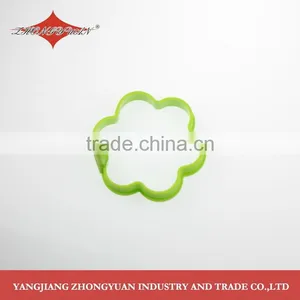 Flower Shaped Silicone Fried Egg Ring Tool With Handle Wholesale thumbnail-3