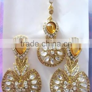 WHITE KUNDAN EARRINGS TIKA SET Gold Tone EARRINGS thumbnail-1