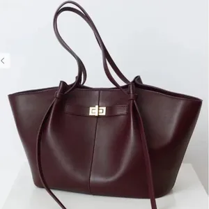Lightweight and Spacious 2026 New Wing Bag Women's High-End Style Handbag Commuter Mom Tote Bag thumbnail-1