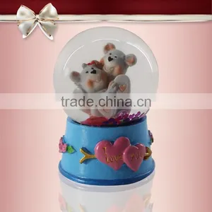 Resin Couple Snow Globe thumbnail-1