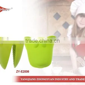 Lovely Animal Shape Silicone Household Oven Glove thumbnail-1