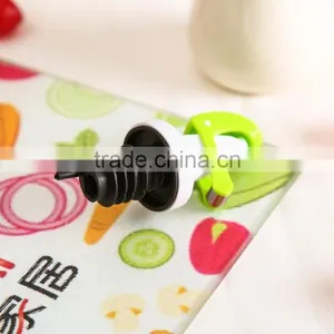 500ml Clear Glass Oil Vinegar Bottle With Plastic Green Dispenser thumbnail-3