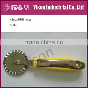 Hot Selling Red Handle Pizza Wheel Pizza Knife (SG39) thumbnail-1