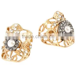 Shiny Gold Plating Crystal Stud Pearl Embrace Ring thumbnail-5
