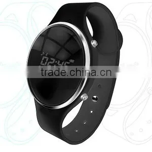 New Smart Bluetooth Watch With Pedometer Phone and Freehand thumbnail-4