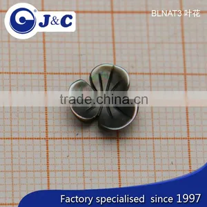 Carved Customized Natural Sea Shell Flower Shape,mother of Pearl Decoration Buttons thumbnail-3