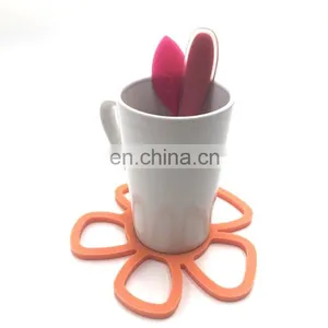 Creative Hollow Silicone Placemat With Geometry , Leaves and Flowers Shape for Non-slip, High Temperature and Heat Insulation thumbnail-2