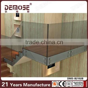 Overhanging Glass Balcony Railing thumbnail-1