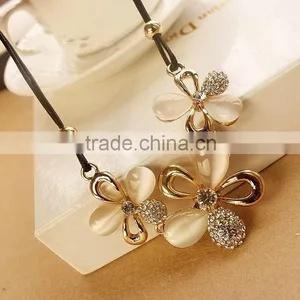Women Elegant Necklace With Alloy Ang Crystal Good Gifts for Wife/girlfriend thumbnail-2