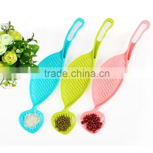 Multifunctional Kitchen Rice Washing Long Handle Colorful Plastic Mini Spoon thumbnail-3