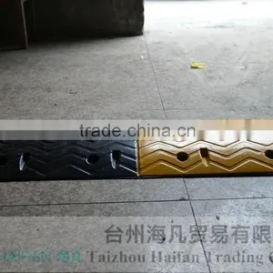 1000*380*50mm High Quality Hot Sell Rubber Speed Hump for Crossing/heavy Strength Rubber Speed Hump Used on Road for Safety thumbnail-2
