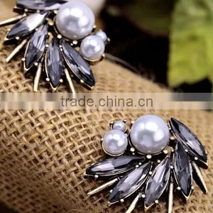 Fashion Wholesale Lady Irregular Imitation Pearl Diamond Stud Earrings thumbnail-6
