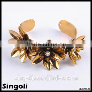 Retro Aulic Style Jewelry Blooming 3 Flowers Charm Bracelet Golden Cuff Bracelet Marquise Bracelet thumbnail-1