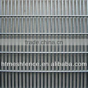 Serried Horizontal Wires Fence thumbnail-1