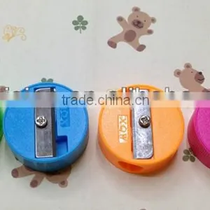 One Hole Plastic Pencil Sharpener thumbnail-1