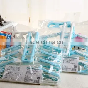 Folding Plastic Hanger in 8 Ranks per Set thumbnail-1