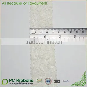 5/8" Lace With Pearl Center Trim White thumbnail-3