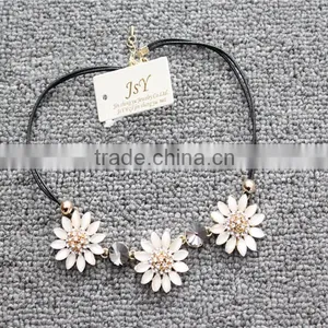 High Quality Flowers Pendant Necklace, Crystal Gem Necklace thumbnail-1