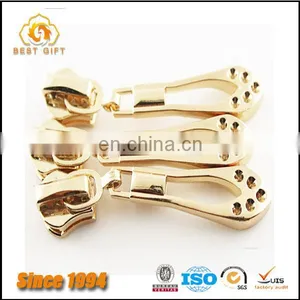 Wholesale Custom Cheap Hardware Accessories Jacket Gold Metal Bear Logo Zipper Sliders thumbnail-4