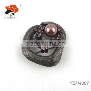 Exclusive Vintage Pearl Alloy Brooch With Flower Design thumbnail-1
