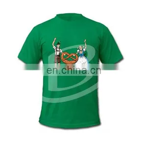 Bayrisches Paar Mit Riesenbrezel T-Shirt thumbnail-1