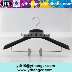 YY0444 Black Rubber Paint Clothes Hanger With Clips Plastic Hanger for Coat thumbnail-1