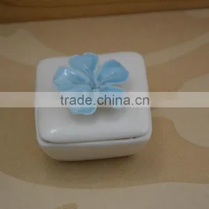 Wholesale White Ceramic Trinket Box With Flower Shape Design thumbnail-1