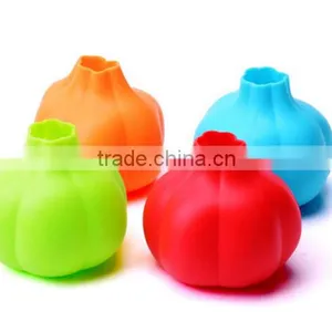 China Factory Hotsale Convenient Kitchen Vegetable Tools Silicon Garlic Peeler thumbnail-1