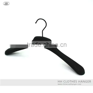 Basic Wooden Suit Hanger Has a Streamlined Shape That Keeps Suits and Jackets in Shape thumbnail-3
