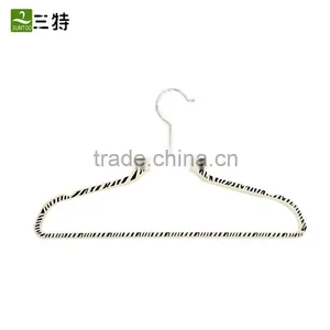 2 Colors Zebra-stripe Red Beige Magic Plastic Velvet Hanger thumbnail-3