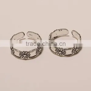 T0007-925 SOLID STERLING SILVER BEAUTIFUL FLOWER DESIGN LIGHT WEIGHT TOERING2.36 thumbnail-1