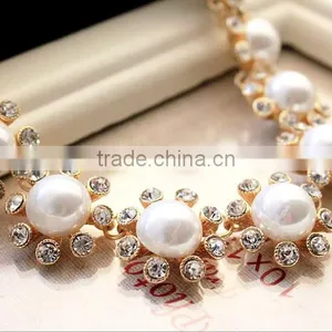 Korea Fashion Trendy Lady Pearls Rhinstone Necklace thumbnail-2