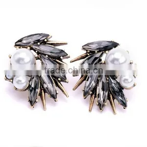 Fashion Wholesale Lady Irregular Imitation Pearl Diamond Stud Earrings thumbnail-2
