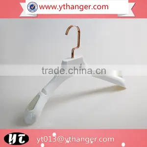 CY-647 New Premium Luxury Plastic Cloth Hanger White Plastic Hanger With Notch Supplier's Choice thumbnail-2