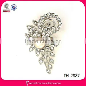 Fashionable Flower Pearl Rhinestone Brooch in Bulk Wholesales thumbnail-1