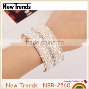 New Arrival Hot Sale Gold Rhinestone and Pearl Bangle thumbnail-1