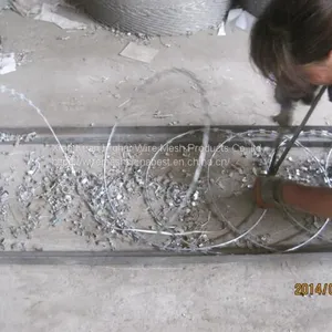 High Security Razor Wire Hot Dipped Galvanized Concertina Garden Fence With Razor Clips thumbnail-3