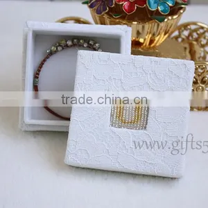 Wholesale White Lace Wedding Jewelry Gift Boxes With Beaded Name Plate of O thumbnail-2